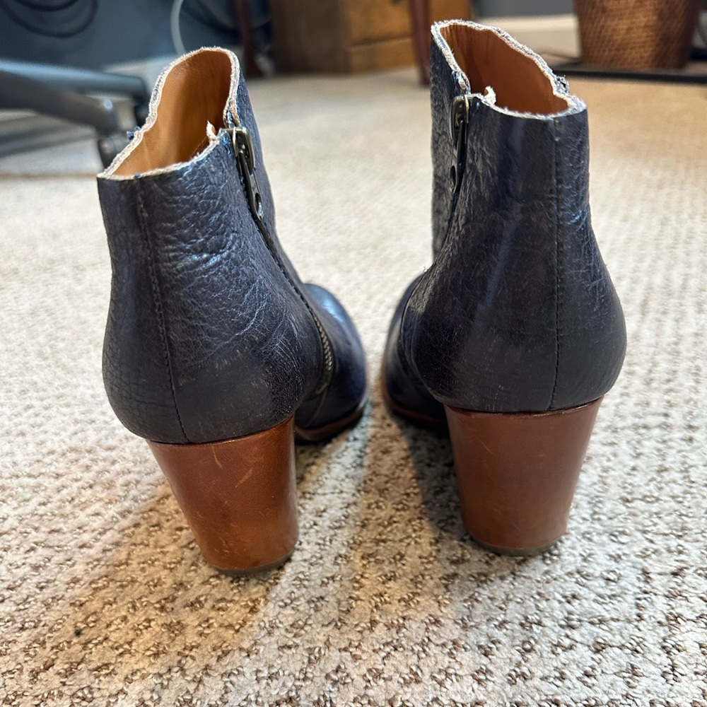 Kork Ease Navy Wedge Ankle Booties with side zipper. Size 5 - Picture 3 of 10
